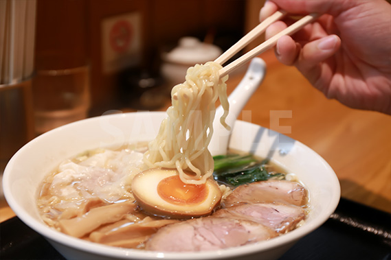 ラーメン 箸で麺上げ の写真 フォト素材 無料 商用可能 写真 テクスチャー フリー配布素材サイト