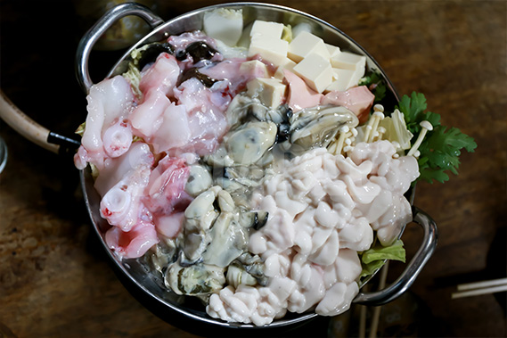 あんこう鍋 (アンコウ・アン肝・白子・牡蠣)の写真・フォト素材
