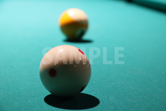 ビリヤードの手玉越しのボール（9）の写真・フォト素材