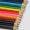縦に整列する色鉛筆の写真（少し斜め）